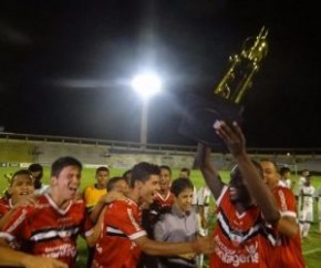 Jogadores do River-PI erguem a taça do Piauiense sub-19.(Imagem:Erica Paz/River AC)