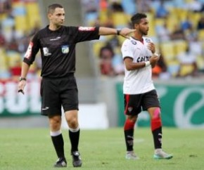 Rodrigo Carvalhaes de Miranda apita o jogo entre Salgueiro x River-PI.(Imagem:Úrsula Nery / Fer)