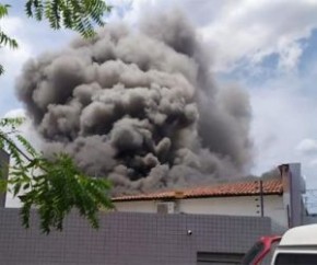 Lanchonete pega fogo e carro-pipa ajuda no combate às chamas.(Imagem:Wesley Paz)