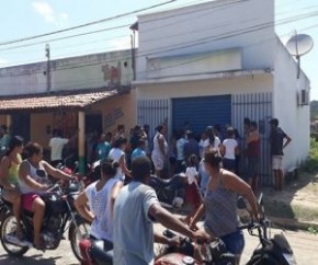 Quadrilha encapuzada atira em casa lotérica e faz dois clientes de reféns.(Imagem:CidadeVerde.com)