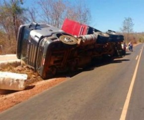 Caminh&atilde;o ficou &agrave;s margens da rodovia(Imagem:Portal Corrente)