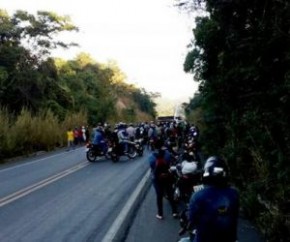 Caminhão quebra e fica atravessado na BR-343 entre Teresina e Altos.(Imagem:CidadeVerde.com)