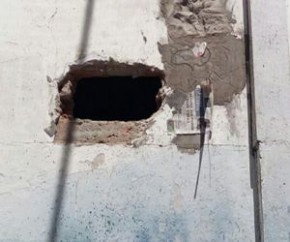 Presos cavaram um buraco no teto de uma das celas do presídio de Esperantina, no Piauí.(Imagem:Digulgação/Sinpoljuspi)