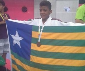 Antônio Ítalo Pereira comemora medalha, a primeira do Piauí nos Jogos Escolares.(Imagem:Marconni Lima/Seduc)