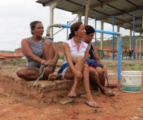 Moradoras se amarram a poço após ficar sem água em bairro de Teresina.(Imagem:Cidadeverde.com)