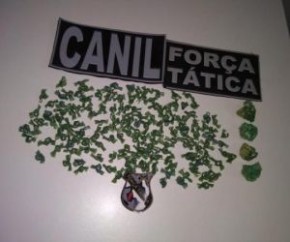 Quatro pessoas são presas suspeitas de tráfico de drogas.(Imagem:Força Tática)