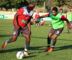 Zagueiro &Iacute;ndio (com a bola) treina normalmente no River-PI ap&oacute;s ter sido suspenso.(Imagem:Josiel Martins)