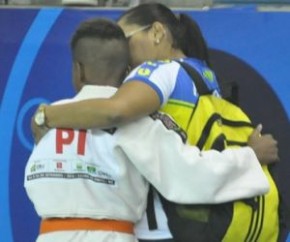 Técnica Luciana Caldas consola Francisco Oliveira após derrota no Brasileiro sub-15 na Bahia.(Imagem:Lara Monsores/CBJ)