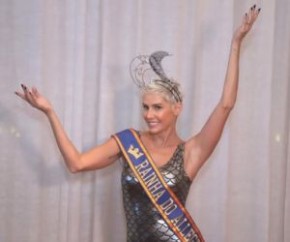 Deborah Secco é coroada rainha de camarote no Rio de Janeiro.(Imagem:AgNews)