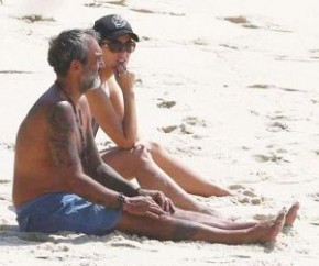Paolla Oliveira é flagrada aos beijos com diretor de Além do Tempo.(Imagem:MSN)