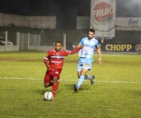 Mais baixo que os zagueiros do Lajeadense, Fabinho se destacou pela velocidade em campo.(Imagem:Renan Morais)