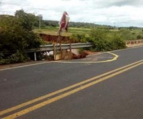 Trecho da PI 140 sofre erosão e DER avalia interditar parte da pista para obra.(Imagem:CidadeVerde.com)