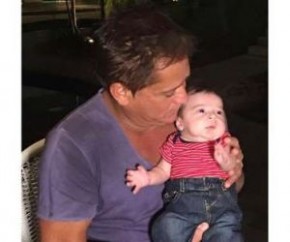 Leonardo posa com o neto Noah, filho de Jéssica Costa e Sandro Pedroso(Imagem:Instagram)