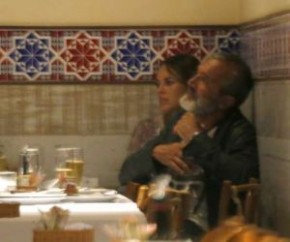 Paolla Oliveira abraça e troca carinhos com Rogério Gomes em restaurante.(Imagem:MSN)