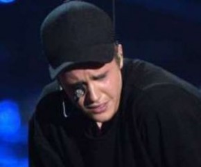 Justin Bieber chora no palco ao apresentar uma música nova.(Imagem:Getty Images)