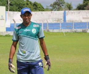 Netão agora é auxiliar do preparador de goleiros.(Imagem:Luís Júnior)