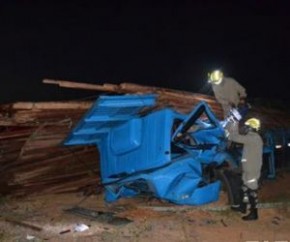 Caminhoneiro morre esmagado por carga de madeira na BR-402(Imagem:Blog do Pessoa)