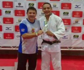 Roberto e o técnico Queiroz Filho exibem conquista no Brasileiro sênior de judô em Maceió.(Imagem:Arquivo Pessoal)