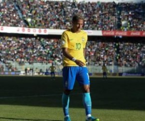 Neymar leva bronca após distribuir camisas do Brasil para amigos.(Imagem:Famosidades)