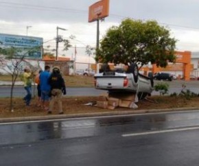 Hilux capota na Avenida João XXIII após condutor perder o controle.(Imagem:Herlon Moraes)