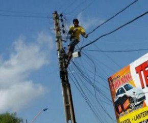 Internauta flagra homem sem proteção mexendo em fios em Teresina.(Imagem:Internauta)