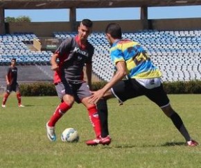 Kássio reclama de puxão dentro da área e toma amarelo para a preocupação de Flávio Araújo.(Imagem:Emanuele Madeira)