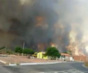 Incêndio consome vegetação e há três dias ameaça casas na BR-020.(Imagem:Divulgação)