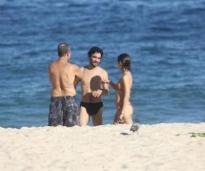 Caio Blat curte praia no Rio de Janeiro ao lado da namorada(Imagem:Divulgação)