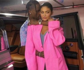 Travis Scott cobre chão da mansão de Kylie Jenner com pétalas de rosas.(Imagem:Divulgação)