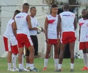 Técnico conversa com seus jogadores no treino em Barras-PI.(Imagem:Ricardo Andrade)