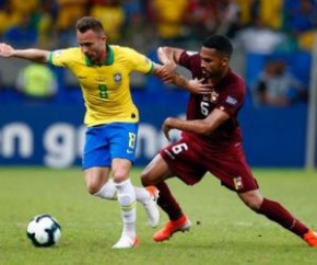 Arthur e Fernandinho sentem dores e perdem treino da seleção brasileira(Imagem:Divulgação)