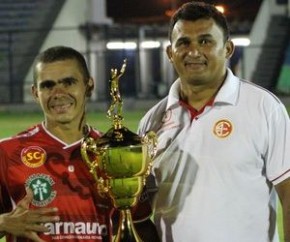 Paolo Rossi ao lado de Idelvando com a taça da Série B do Piauiense.(Imagem:Wenner Tito)