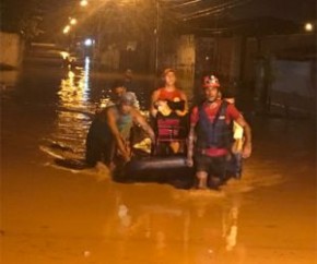 Corpo de Bombeiros resgata famílias atingidas por rompimento de bueiro na BR-343.(Imagem:Cidadeverde.com)