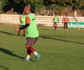 O curioso é que a maioria dos jogadores titulares treinaram com coletes no CT Afrânio Nunes.(Imagem:Joana Darc Cardoso)