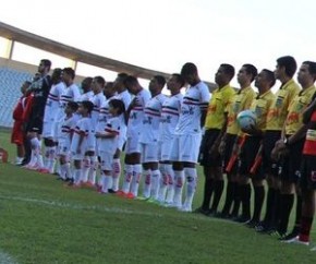 Bandeiras na estreia são velhos conhecidos do Galo.(Imagem:Abdias Bideh/GloboEsporte.com)