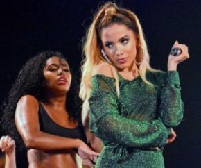 Anitta interrompe show e se irrita com brigões em camarote.(Imagem:Fama ao Minuto)