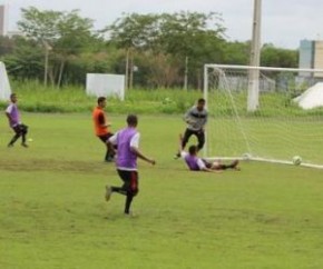 Em campo parcialmente encharcado, jogadores se doam em atividade.(Imagem:Abdias Bideh)