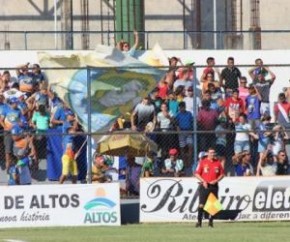 Torcida do Altos arremessa instrumento musical em bandeirinha que marcou impedimento.(Imagem:Stephanie Pacheco)