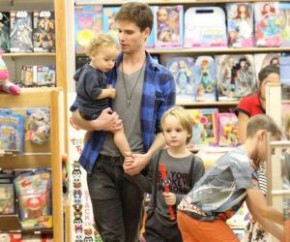 Após internação às pressas, Jonatas Faro vai às compras com filho.(Imagem:MSN)