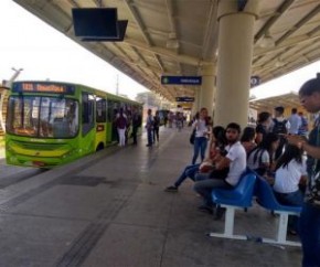 Motoristas paralisam em protesto contra roubos; paradas ficam lotadas.(Imagem:CidadeVerde.com)