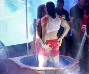 Mariano? toma banho com fã durante show.(Imagem:Paduardo / ???AgNews)
