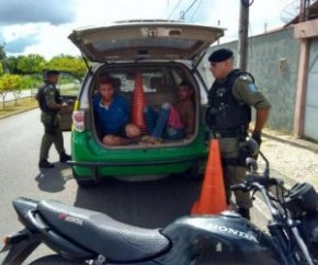 Dupla acusada de assaltos é detida por populares em Teresina.(Imagem:Divulgação/PM)