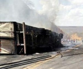 Carreta pega fogo e interdita a BR-316 em Marcolândia.(Imagem:Portal C7)