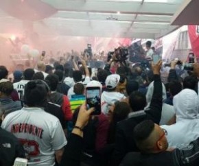 Daniel Alves é recebido com festa da torcida e sinalizadores em aeroporto.(Imagem:Divulgação)