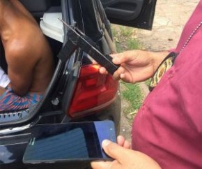 Dupla é presa pela polícia após comprarem arma por R$ 150.(Imagem:CidadeVerde.com)