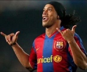 Ronaldinho Gaúcho negocia jogo com as lendas do Barcelona em Recife.(Imagem:Yahoo Esportes)