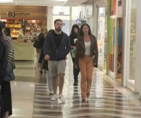 Luma de Oliveira passeia acompanhada em shopping da zona sul do Rio.(Imagem:Revista Quem)