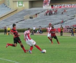 No esforço: Leão do Norte atua com três jogadores no banco e vários da base.(Imagem:Abdias Bideh)