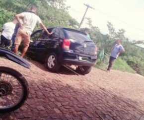 Carro com família fica preso em aterro de barragem no Piauí.(Imagem:Clique União)