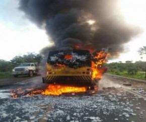 Carro-forte destruido(Imagem:Reprodução)